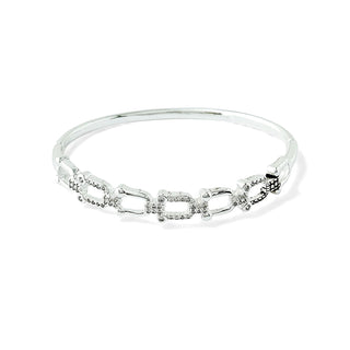 Bracelete de elos cravejados banhado a prata 925 da UNA Semijoias em fundo branco, semijoia antialérgica de design moderno para uso no dia a dia.