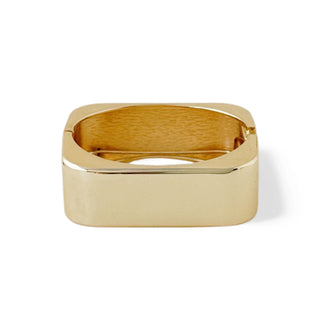 Bracelete maxi quadrado dourado da UNA Semijoias em fundo branco, bijuteria fina com design liso e moderno, ideal para looks de dia a dia e eventos.