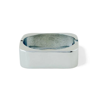 Bracelete maxi quadrado prateado da UNA Semijoias em fundo branco, bijuteria fina com acabamento liso e moderno, ideal para looks de dia a dia e eventos.