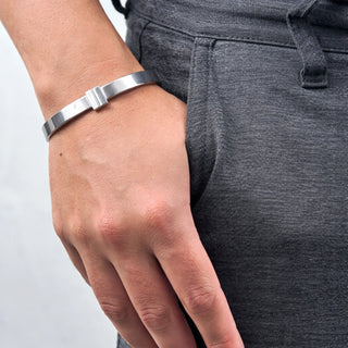 Bracelete T unissex em aço inox da UNA no pulso, design sofisticado e minimalista para uso no dia a dia