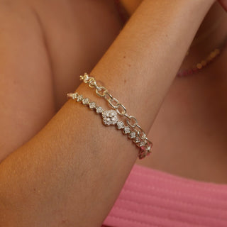 Bracelete trevo com zircônias cravejadas banhado a prata 925 da UNA Semijoias em fundo branco, semijoia delicada de design moderno.