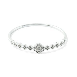 Bracelete trevo com zircônias cravejadas banhado a prata 925 da UNA Semijoias em fundo branco, semijoia delicada de design moderno.