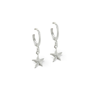 Brinco argola com pingente de estrela-do-mar banhado a prata 925 da UNA Semijoias em fundo branco, semijoia delicada e temática para o dia a dia.