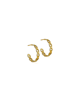 Brinco argola trabalhada com detalhes vazados banhado a ouro 18K da UNA Semijoias em fundo branco, em vista frontal do par.