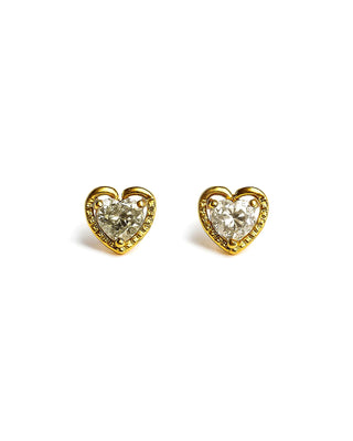 Par de brincos coração cravejado banhados a ouro 18k da UNA Semijoias em fundo branco, com pedras em formato de coração em destaque.