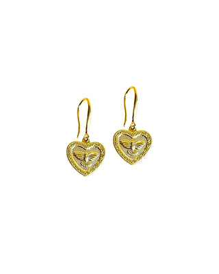Par de brincos coração Espírito Santo folheados a ouro 18k da UNA Semijoias em fundo branco, com detalhes em relevo delicado.