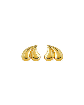 Brinco coração orgânico banhado a ouro 18K da UNA Semijoias em fundo branco, em vista frontal do par.