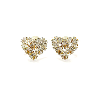 Brincos coração de zircônias assimétricas banhados a ouro 18k da UNA Semijoias em fundo branco, semijoias de luxo com design fino.