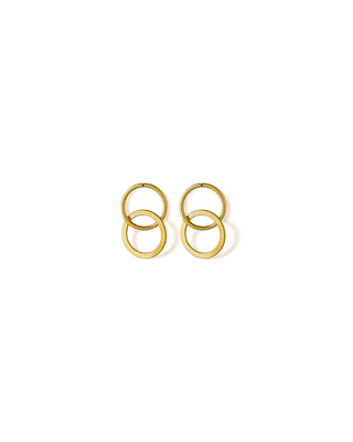 Brinco duplo de argolas entrelaçadas banhado a ouro 18K da UNA Semijoias em fundo branco, em vista frontal do par.