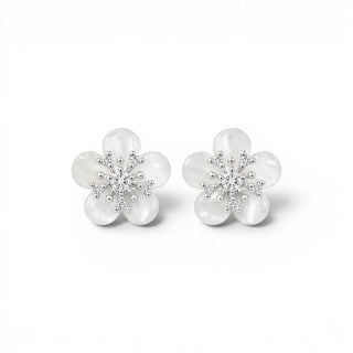 Brinco flor de madrepérola com zircônias banhado a prata 925 da UNA Semijoias em fundo claro.