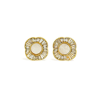 Brincos flor com miolo de madrepérola e zircônias baguete banhados a ouro 18k da UNA Semijoias em fundo branco, semijoias de luxo delicadas.