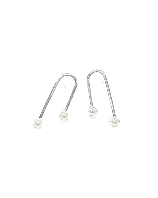 Brinco gancho com bolinha banhado a prata 925 da UNA Semijoias em fundo branco, semijoia fina de design minimalista para o dia a dia.