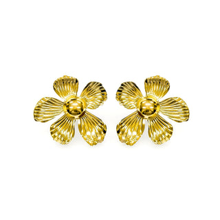 Brinco grande flor banhado a ouro 18k da UNA em fundo branco, com pétalas texturizadas e brilho dourado