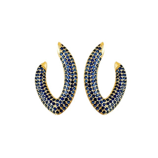 Brinco médio em formato de V cravejado com zircônias azuis, banhado a ouro 18k da UNA Semijoias em fundo branco, semijoia fina de luxo ideal para dia a dia e eventos.