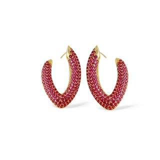 Brinco médio em formato de V cravejado com zircônias rosas, banhado a ouro 18k da UNA Semijoias em fundo branco, semijoia fina de luxo para dia a dia e eventos.