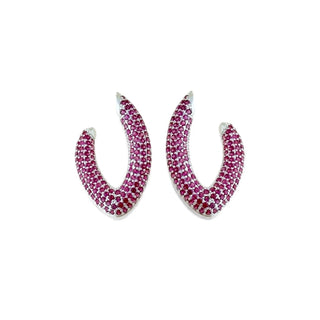 Este brinco médio em formato de V cravejado com zircônias coloridas rosas, banhado a prata 925 da UNA Semijoias e Aço, é a peça perfeita para quem ama semijoias finas com personalidade e brilho. O design em V abraça a orelha de forma elegante, enquanto o pavê de zircônias rosas garante um toque vibrante e sofisticado, ideal para compor looks modernos e cheios de estilo.

Com acabamento delicado e fino, esta semijoia de luxo transita facilmente entre o dia a dia e os eventos mais especiais. Ele se destaca ta