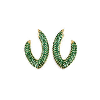Brinco médio em formato de V cravejado com zircônias verdes, banhado a ouro 18k da UNA Semijoias em fundo branco, semijoia fina de luxo.