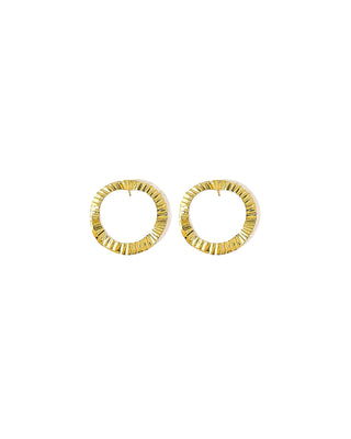 Brinco pequeno argola frisada banhado a ouro 18K da UNA Semijoias em fundo branco, em vista frontal do par.