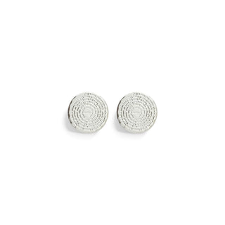 Brinco pequeno círculo Pai Nosso banhado a prata 925 da UNA Semijoias em fundo branco, semijoia religiosa delicada para o dia a dia.