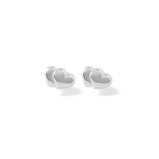 Brinco pequeno coração duplo cheio banhado a prata 925 da UNA Semijoias em fundo branco, semijoia delicada ideal para o dia a dia.
