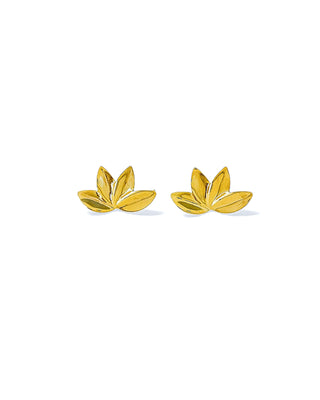 Brinco pequeno de folhas banhado a ouro 18K da UNA Semijoias em fundo branco, em vista frontal do par.