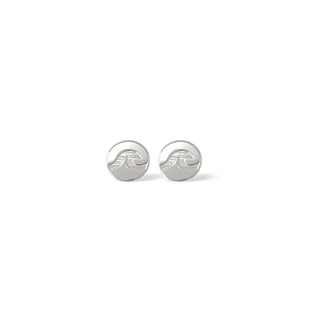 Brinco pequeno ondas do mar banhado a prata 925 da UNA Semijoias em fundo branco, semijoia delicada com símbolo de ondas em relevo.
