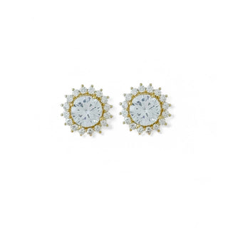 Brinco pequeno redondo com zircônia grande central e halo cravejado, banhado a ouro 18k da UNA Semijoias em fundo branco, semijoia fina de luxo