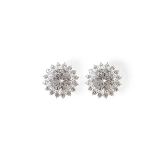 Par de brincos pequenos com zircônia grande central e halo cravejado, banhados a prata 925 da UNA Semijoias em fundo branco, semijoias finas de luxo.