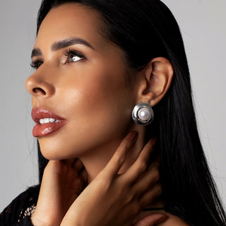 Brinco de pérola orgânico grande banhado a prata 925 da UNA em fundo claro com design sofisticado