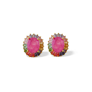 Brinco pizza com zircônia grande central rosa e halo de zircônias baguete coloridas, banhado a ouro 18k da UNA Semijoias em fundo branco, semijoia de luxo.