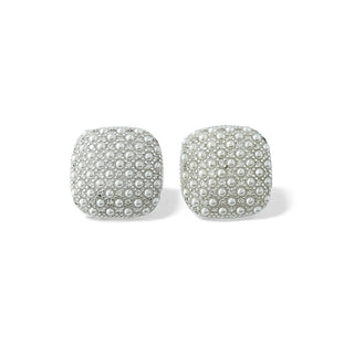 Brinco quadrado médio cravejado com micro pérolas banhado a prata 925, semijoia hipoalergênica elegante para o dia a dia.