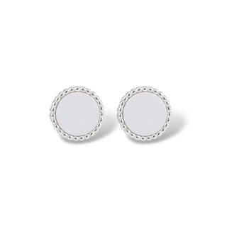 Brinco redondo branco banhado a prata 925 da UNA Semijoias em fundo branco, semijoia antialérgica delicada ideal para uso no dia a dia.