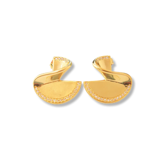 Brinco torcido cravejado de zircônias banhado a ouro 18k e ródio, design sofisticado e acabamento premium UNA Semijoias.