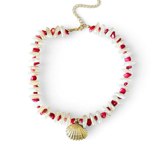 Choker de bijuteria fina com cascalhos brancos e vermelhos e pingente de concha dourada central da UNA Semijoias em fundo branco.
