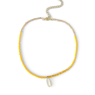 Choker de bijuteria fina com cristais amarelos e conchinha em resina central da UNA Semijoias em fundo branco.