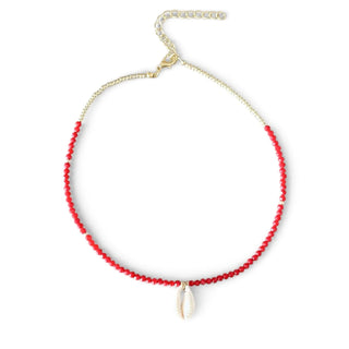 Choker de bijuteria fina com cristais vermelhos e conchinha em resina central da UNA Semijoias em fundo branco.