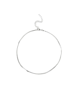 Choker fita banhado a prata 925 da UNA Semijoias em fundo branco, semijoia hipoalergênica moderna e delicada para o dia a dia.