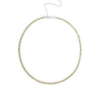 Choker riviera amarela banhada a prata 925 da UNA Semijoias em fundo branco, com fileira de pedras rosas em destaque em formato de gargantilha ajustável.