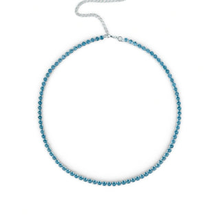 Choker riviera azul banhada a prata 925 da UNA Semijoias em fundo branco, com fileira de pedras rosas em destaque em formato de gargantilha ajustável.