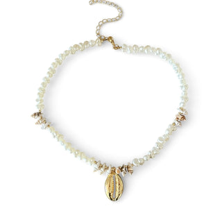 Choker de bijuteria fina com cascalho de pérola e pingente de búzios dourado central da UNA Semijoias em fundo branco.