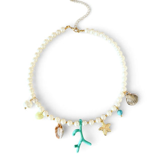 Choker de bijuteria fina com contas tipo pérola e pingentes do mar coloridos em resina e metal dourado da UNA Semijoias em fundo branco.