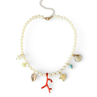 Choker de bijuteria fina com contas tipo pérola e pingentes do mar em resina vermelha e metal dourado da UNA Semijoias em fundo branco.