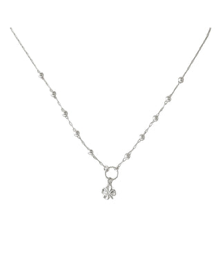 Colar com bolinhas e pingente de flor banhado a prata 925 da UNA Semijoias em fundo branco, em vista frontal.