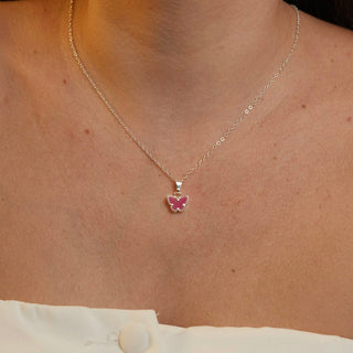Colar borboleta rosa banhado a prata 925 da UNA Semijoias em fundo branco, com pingente de borboleta esmaltada e corrente fina centralizada.