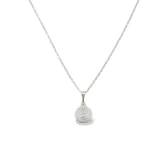 Colar círculo Pai Nosso banhado a prata 925 da UNA Semijoias em fundo branco, corrente delicada e medalha religiosa em destaque.