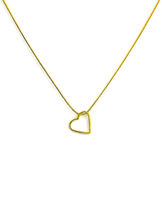 Colar delicado com pingente de coração vazado banhado a ouro 18k da UNA Semijoias em fundo branco, com corrente fina em destaque.