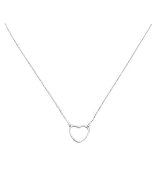 Colar coração vazado banhado a prata 925 da UNA Semijoias em fundo branco, semijoia hipoalergênica delicada e moderna para o dia a dia.