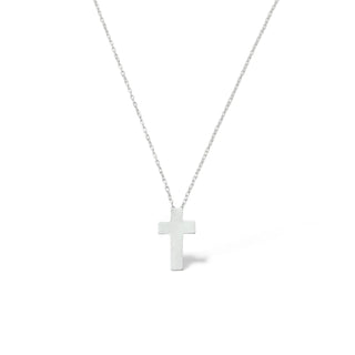 Colar cruz chapa lisa banhado a prata 925 da UNA Semijoias em fundo branco, semijoia hipoalergênica moderna e delicada para o dia a dia.