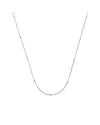 Colar delicado com bolinhas banhado a prata 925 da UNA Semijoias em fundo branco, em vista frontal.