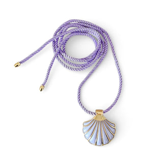 Colar de bijuteria fina com fio encerado lilás e pingente de concha dourada e lilás da UNA Semijoias em fundo branco.